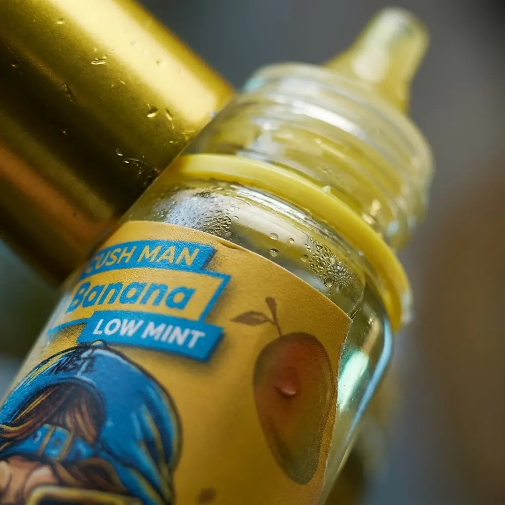 Close da garrafa Nasty Juice Cush Man, rótulo nítido, gotas de condensação e reflexos metálicos - Vapor Gringo