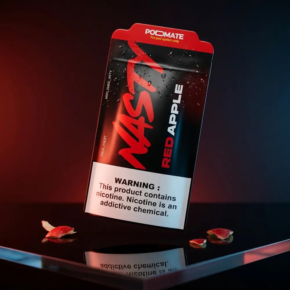 Líquido Nasty Juice Salt Red Apple sobre acrílico preto com reflexos vermelhos e gotas de condensação - Vapor Gringo