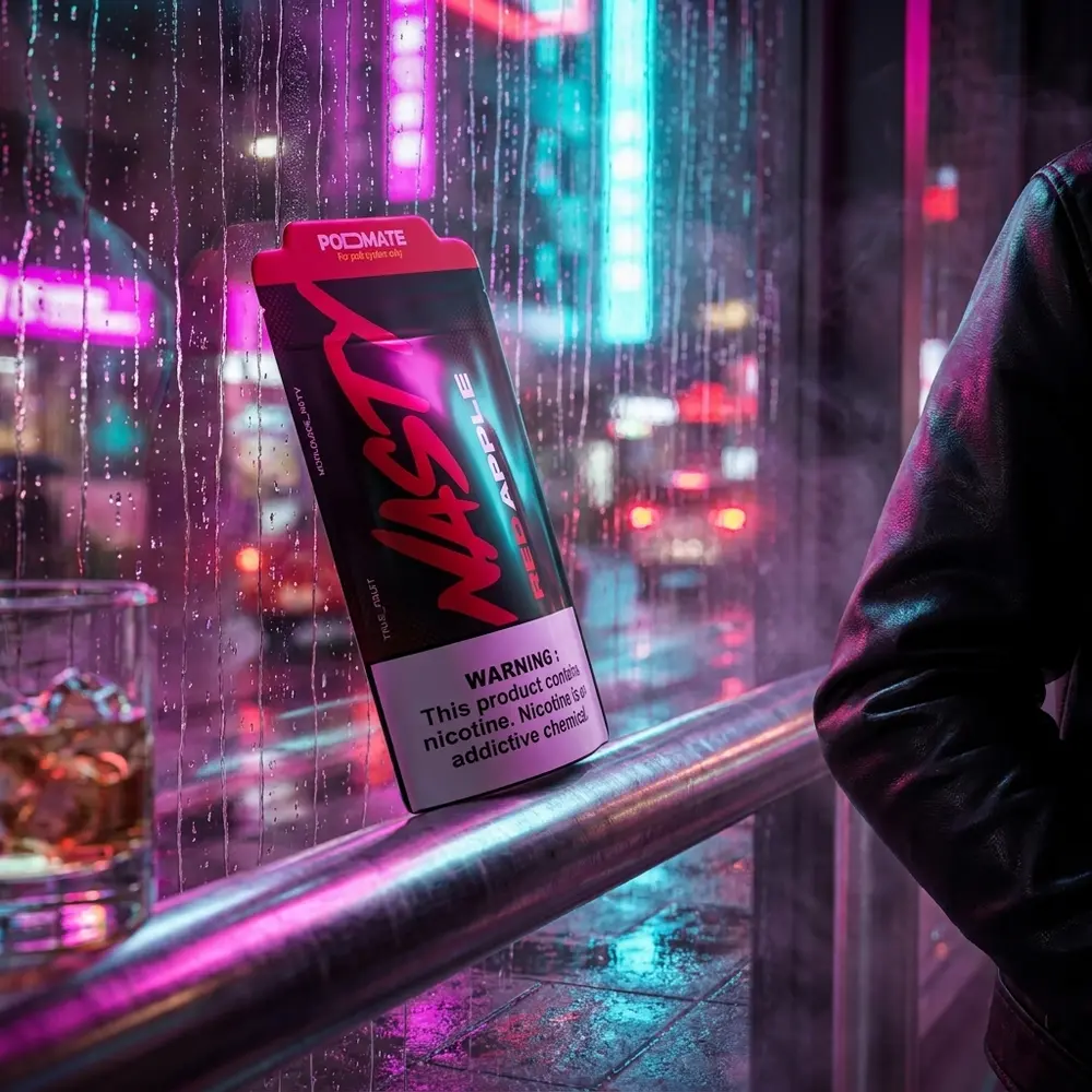 Frasco Líquido Nasty Juice Salt Red Apple encostado em barra de metal em cena noturna com néon ao fundo - Vapor Gringo