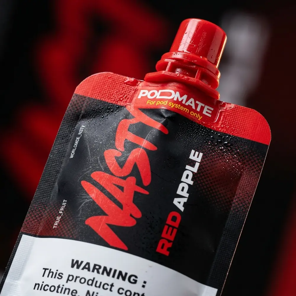 Detalhe do rótulo Líquido Nasty Juice Salt Red Apple, textura do vidro, tipografia e condensação - Vapor Gringo