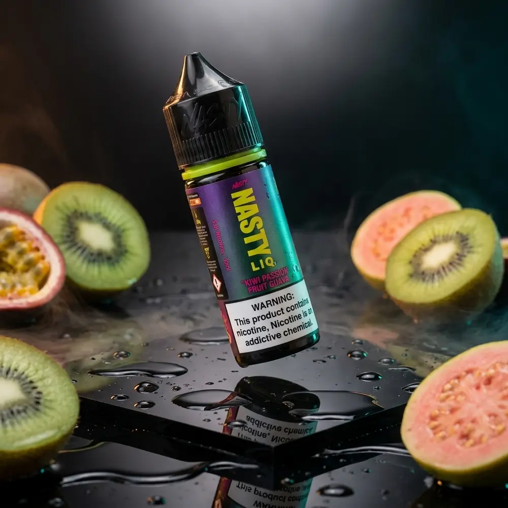 Líquido Nasty Juice Salt 30ml em close sobre acrílico molhado com kiwi, maracuja e goiaba ao redor - Vapor Gringo