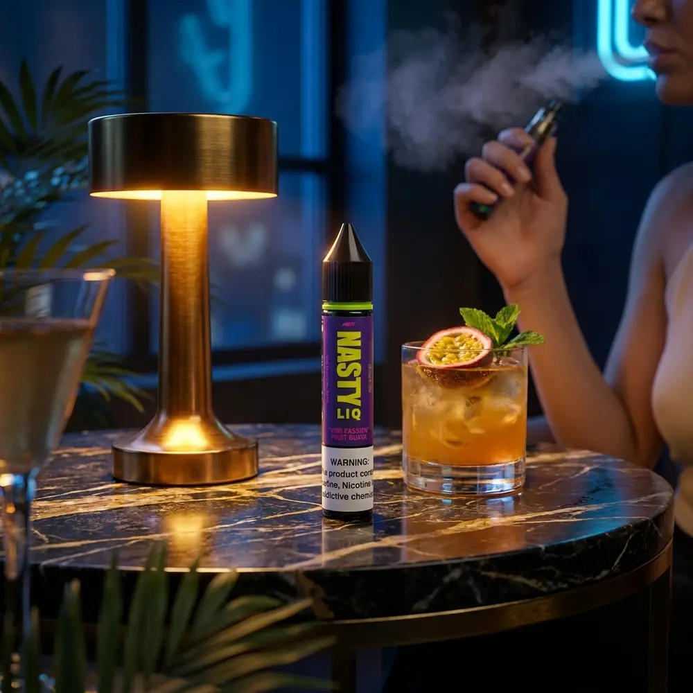 Frasco Líquido Nasty Juice Salt 30ml num lounge urbano sofisticado sobre mesa de mármore com coquetel - Vapor Gringo