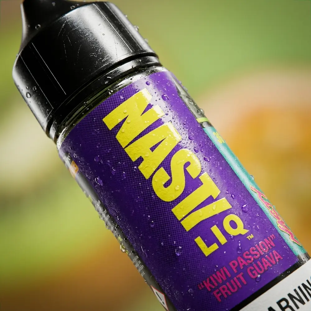 Macro do rótulo do Líquido Nasty Juice Salt 30ml mostrando tipografia, textura plástica e gotas de condensação - Vapor Gringo
