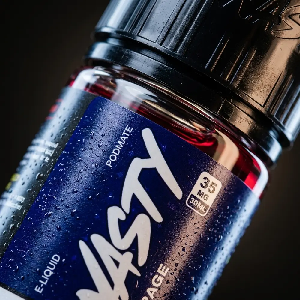 Close-up macro do rótulo e bocal da garrafa Red Rage 30ml com gotas de condensação e texturas nítidas - Vapor Gringo
