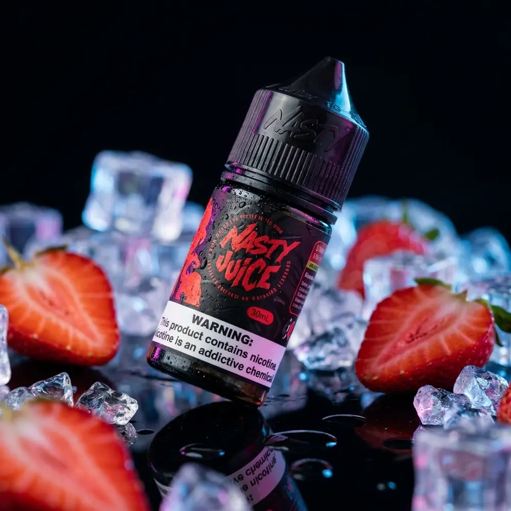 Frasco do Líquido Nasty Juice Salt Strawberry Ice com morangos e gelo sobre superfície acrílica escura e gotas de condensação - Vapor Gringo