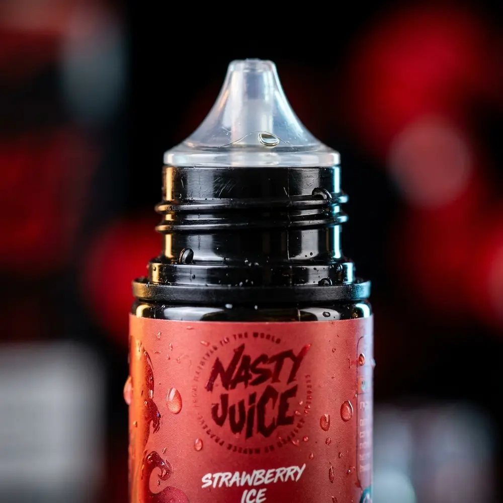 Close-up do rótulo do Líquido Nasty Juice Salt Strawberry Ice mostrando bico, condensação e textura do rótulo e do vidro - Vapor Gringo