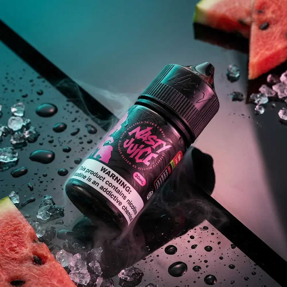Garrafa Liquido Nasty Juice Salt Watermelon Ice inclinada sobre acrilico escuro com gotas e reflexos premium - Vapor Gringo