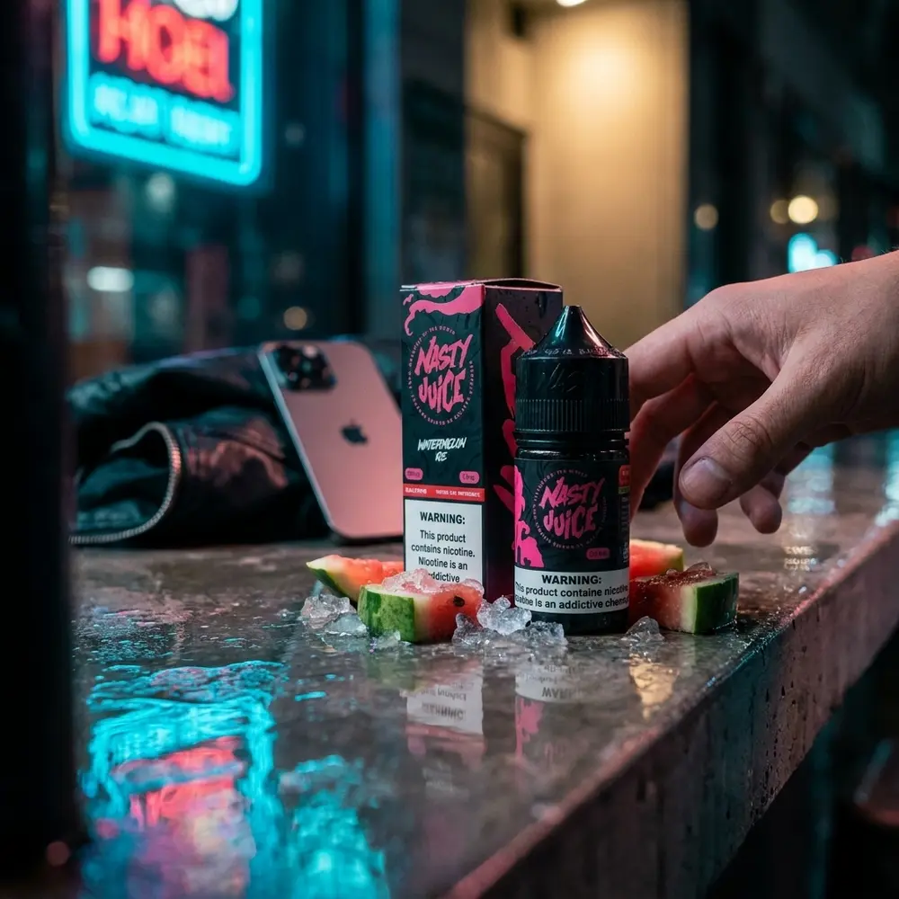 Garrafa Liquido Nasty Juice Salt Watermelon Ice numa borda molhada de bar urbano neon com mão desfocada - Vapor Gringo