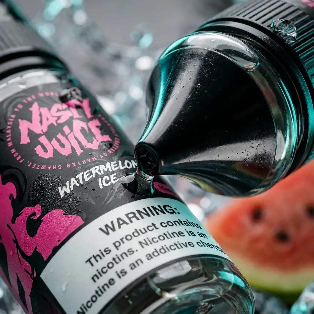 Close-up do rótulo e bocal da garrafa Nasty Juice Watermelon Ice com condensação e reflexos metálicos - Vapor Gringo