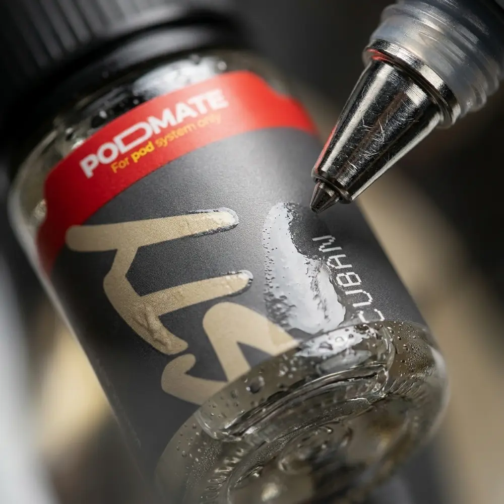 Macro do rótulo e bico da garrafa Nasty Juice Vanilla Cuban 30ml com gotas de condensação e textura do rótulo - Vapor Gringo