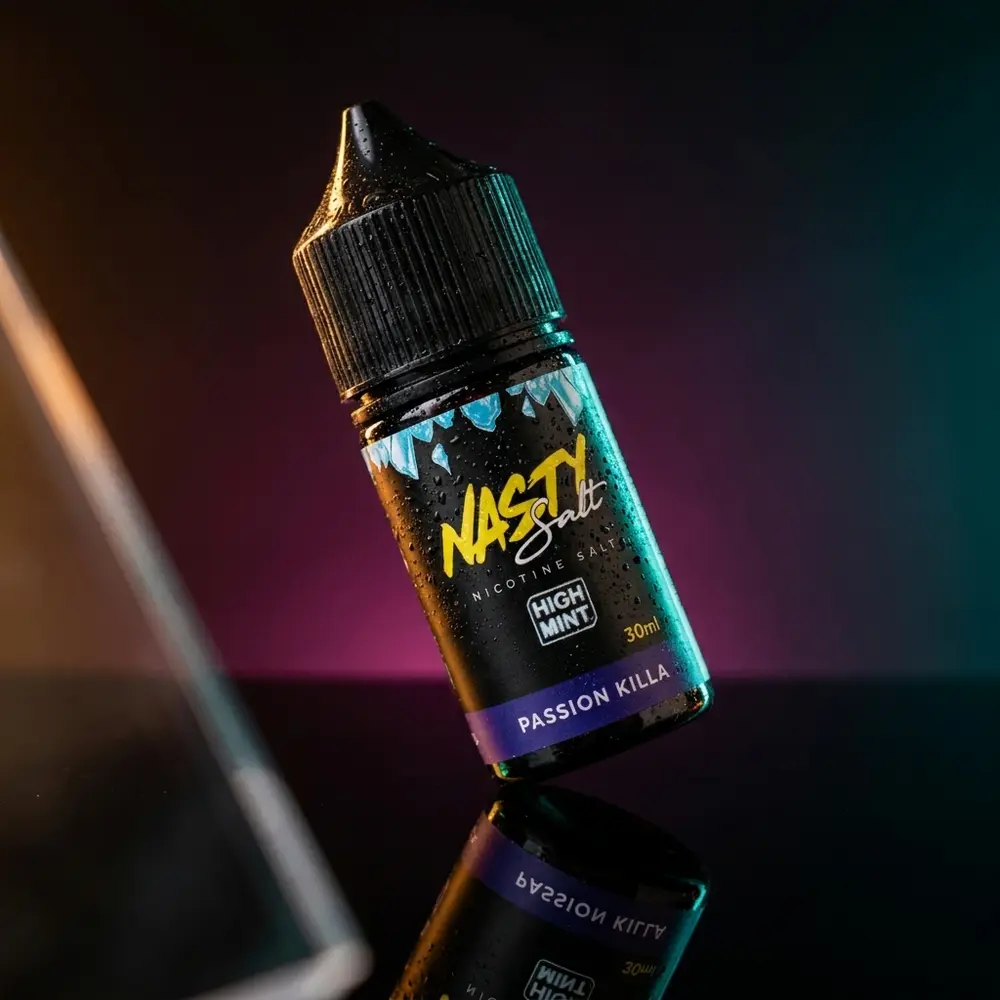 Garrafa Líquido Nasty Salt Passion Killa sobre base acrílica preta com condensação e luzes coloridas. - Vapor Gringo