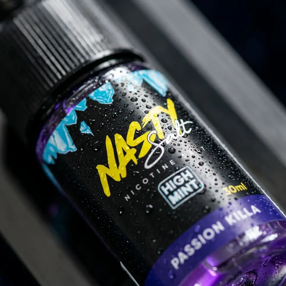Close-up do rótulo e bico da garrafa Nasty Salt Passion Killa com gotas de condensação e reflexos. - Vapor Gringo