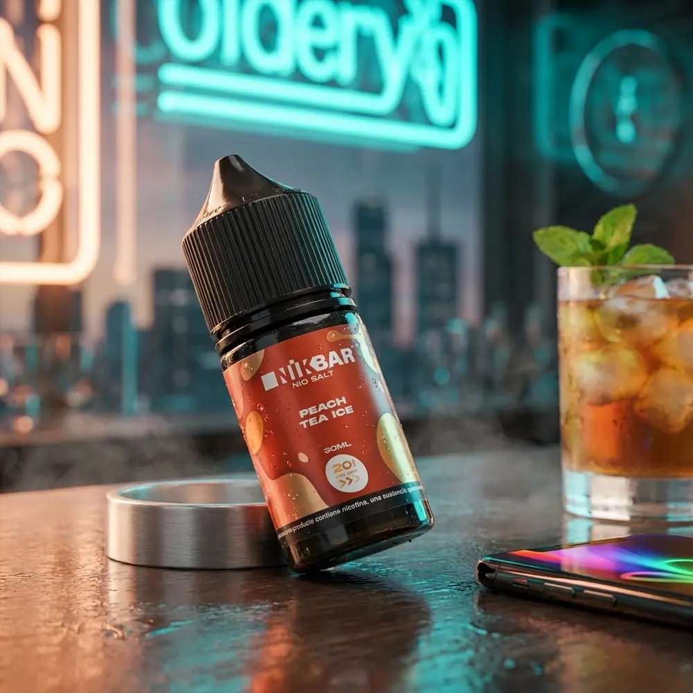 Garrafa Nikbar Salt Peach Tea Ice sobre balcao de bar urbano com luzes neon desfocadas e copo de cha gelado - Vapor Gringo