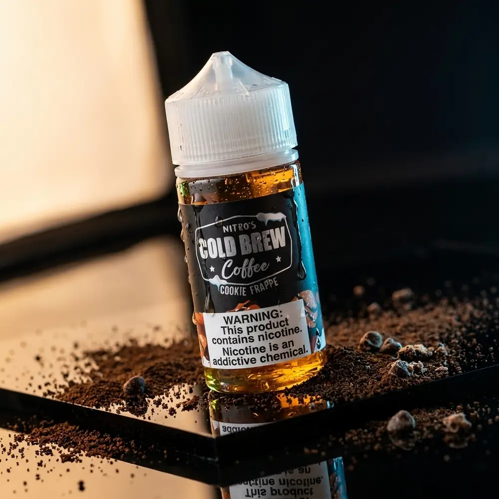 Garrafa do Liquido Nitros Cold Brew Cookie Frappe com rótulo original, condensação sobre acrílico e iluminação quente e fria - Vapor Gringo