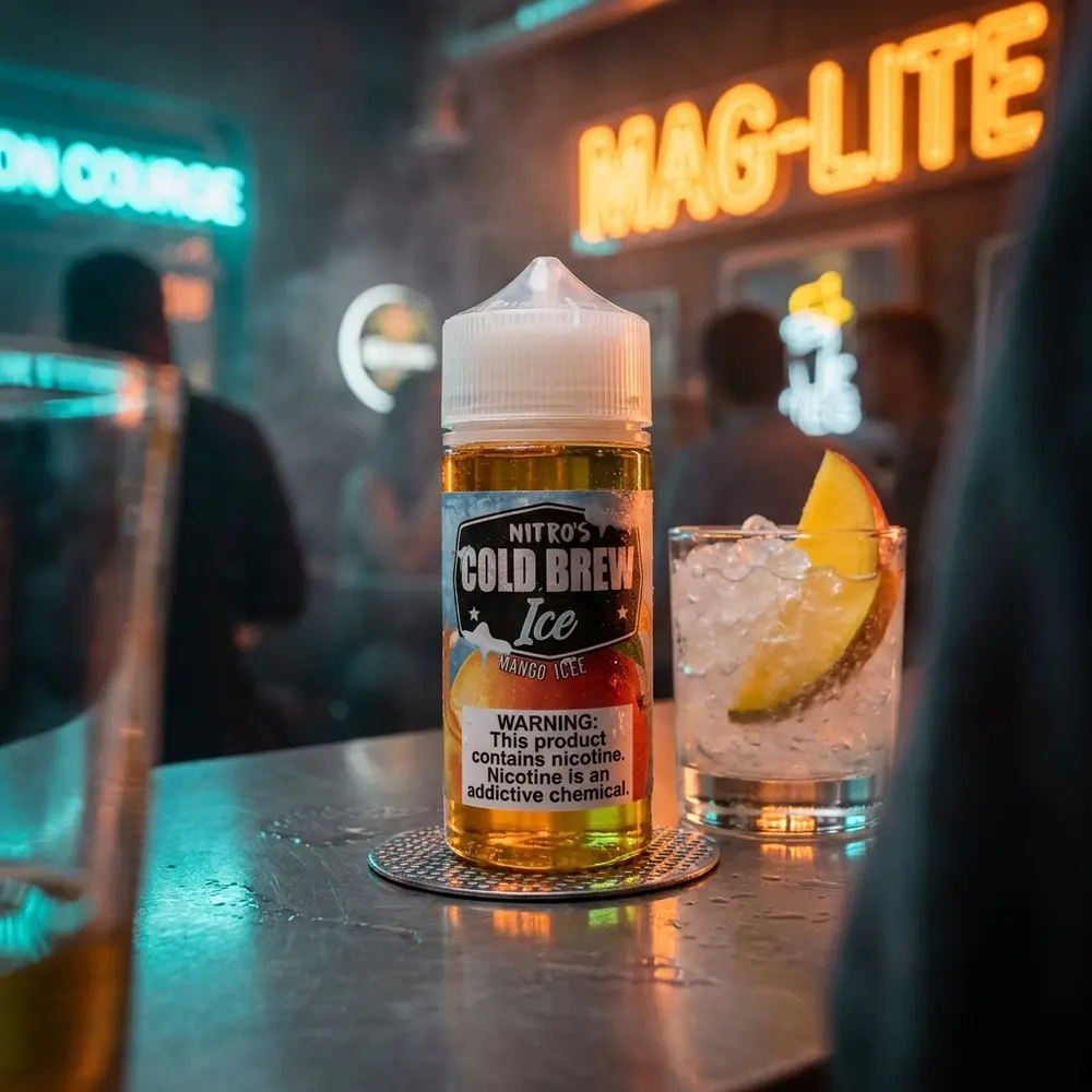 Líquido Nitro's Cold Brew Mango Ice 100ml em balcão de lounge noturno com neon, fatia de manga e gelo - Vapor Gringo
