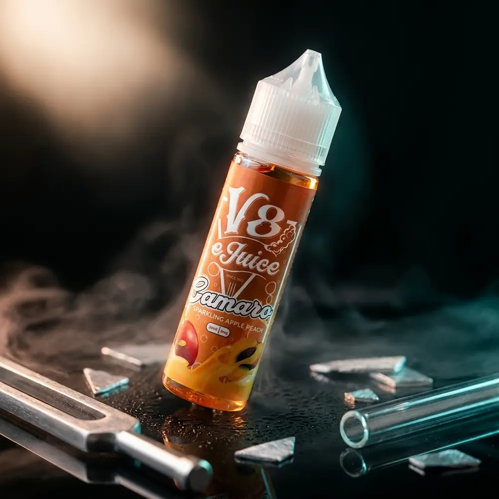 Frasco Líquido V8 E-Juice Camaro (60ml) sobre acrílico preto brilhante com reflexos metálicos e névoa suave - Vapor Gringo