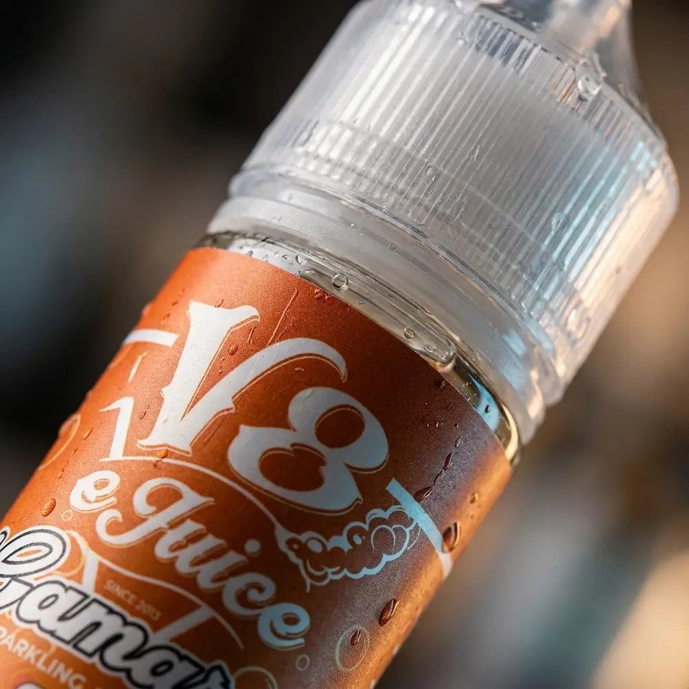 Close do rótulo e bico do frasco Líquido V8 E-Juice Camaro com gotas de condensação e reflexos realistas - Vapor Gringo