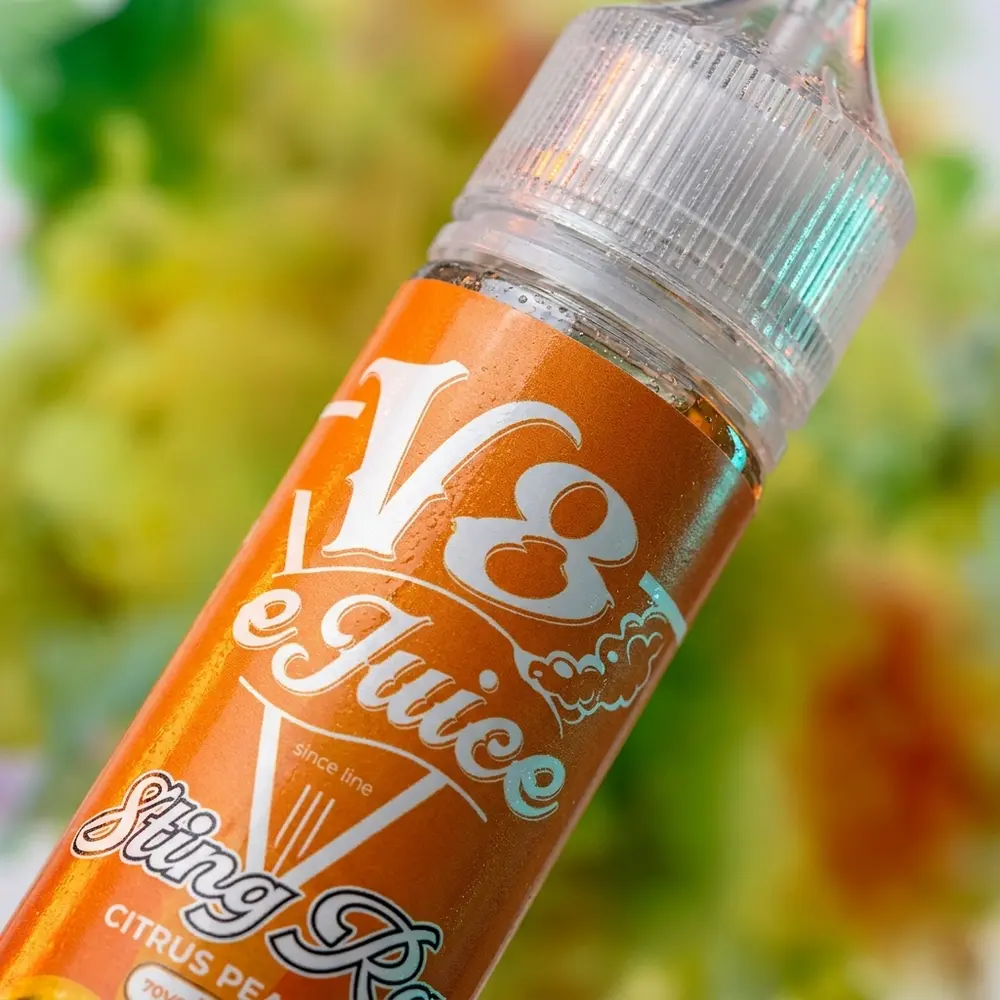 Close-up do rótulo do Líquido V8 E-Juice Citrus Peach mostrando textura, bico e gotículas de condensação - Vapor Gringo