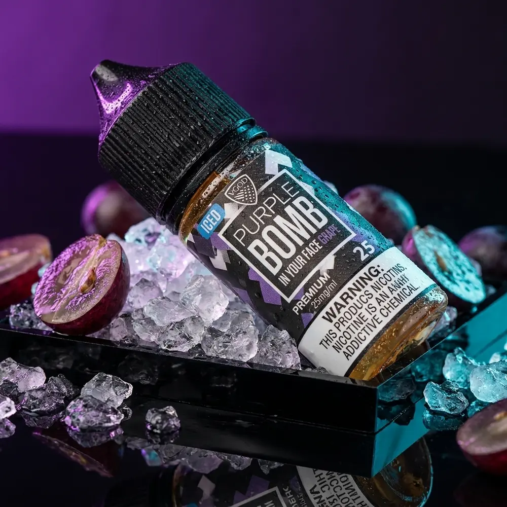 Garrafa Líquido VGod Purple Bomb ICED sobre acrílico com gelo, reflexos roxos e azuis - Vapor Gringo