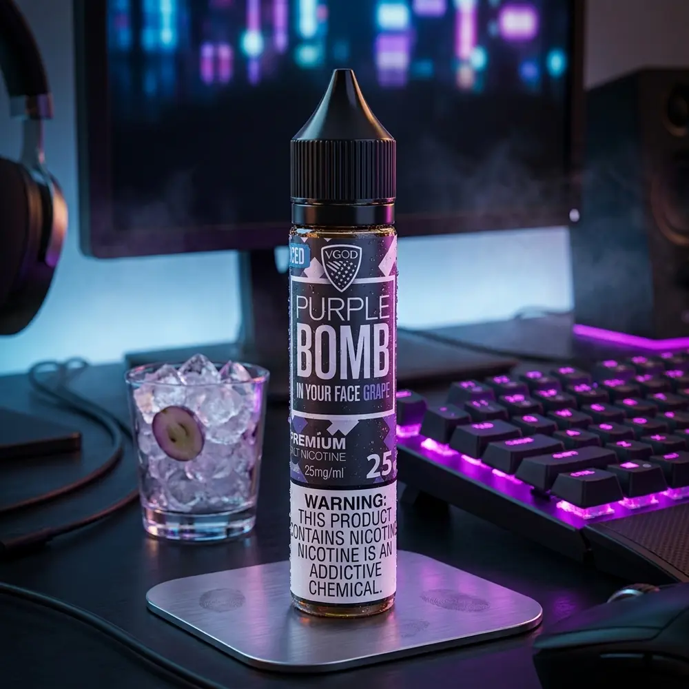Líquido VGod Purple Bomb ICED em mesa gamer RGB com teclado, uvas e fundo urbano neon - Vapor Gringo