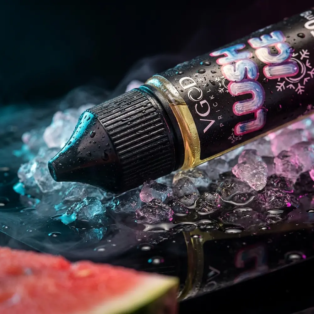 Garrafa Líquido VGOD Salt Lush Ice sobre gelo e acrílico com gotas e fatia de melancia - Vapor Gringo