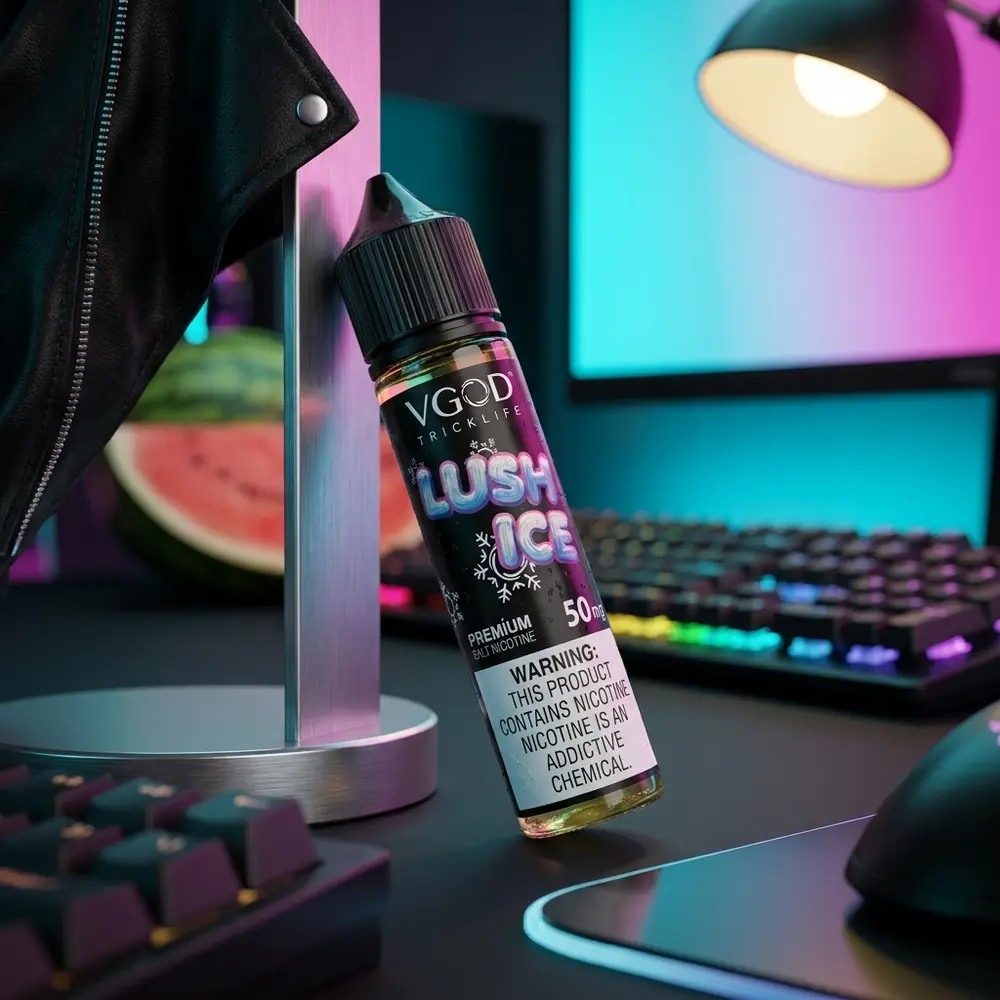 Líquido VGOD Salt Lush Ice encostado em setup gamer com teclado RGB e luzes neon ao fundo - Vapor Gringo