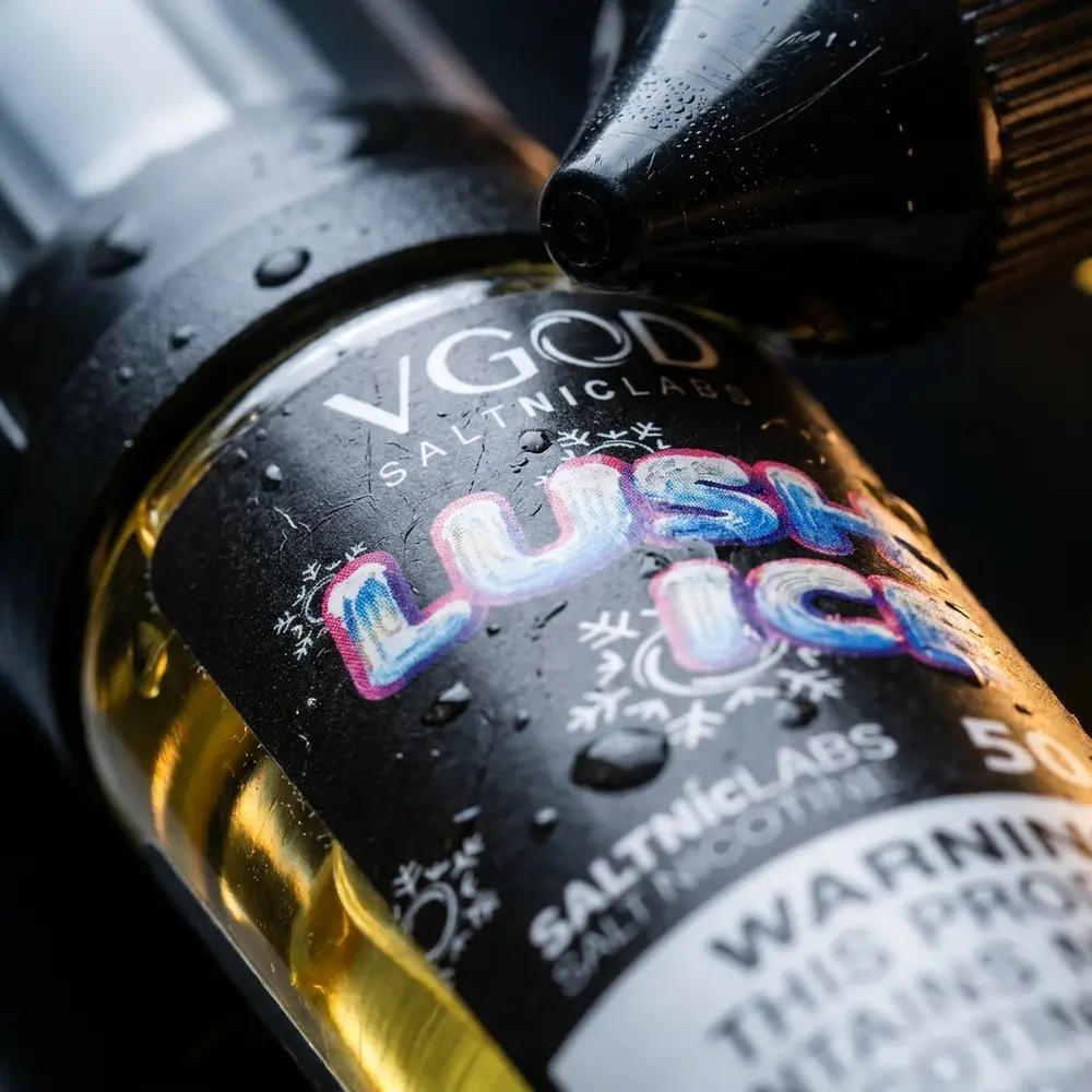 Close-up do bico e rótulo do Líquido VGOD Salt Lush Ice com condensação e reflexos - Vapor Gringo