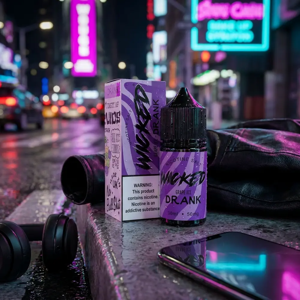 Líquido Wicked Salt Grape Ice apoiado em parapeito urbano molhado com neon roxo e bokeh ao fundo - Vapor Gringo