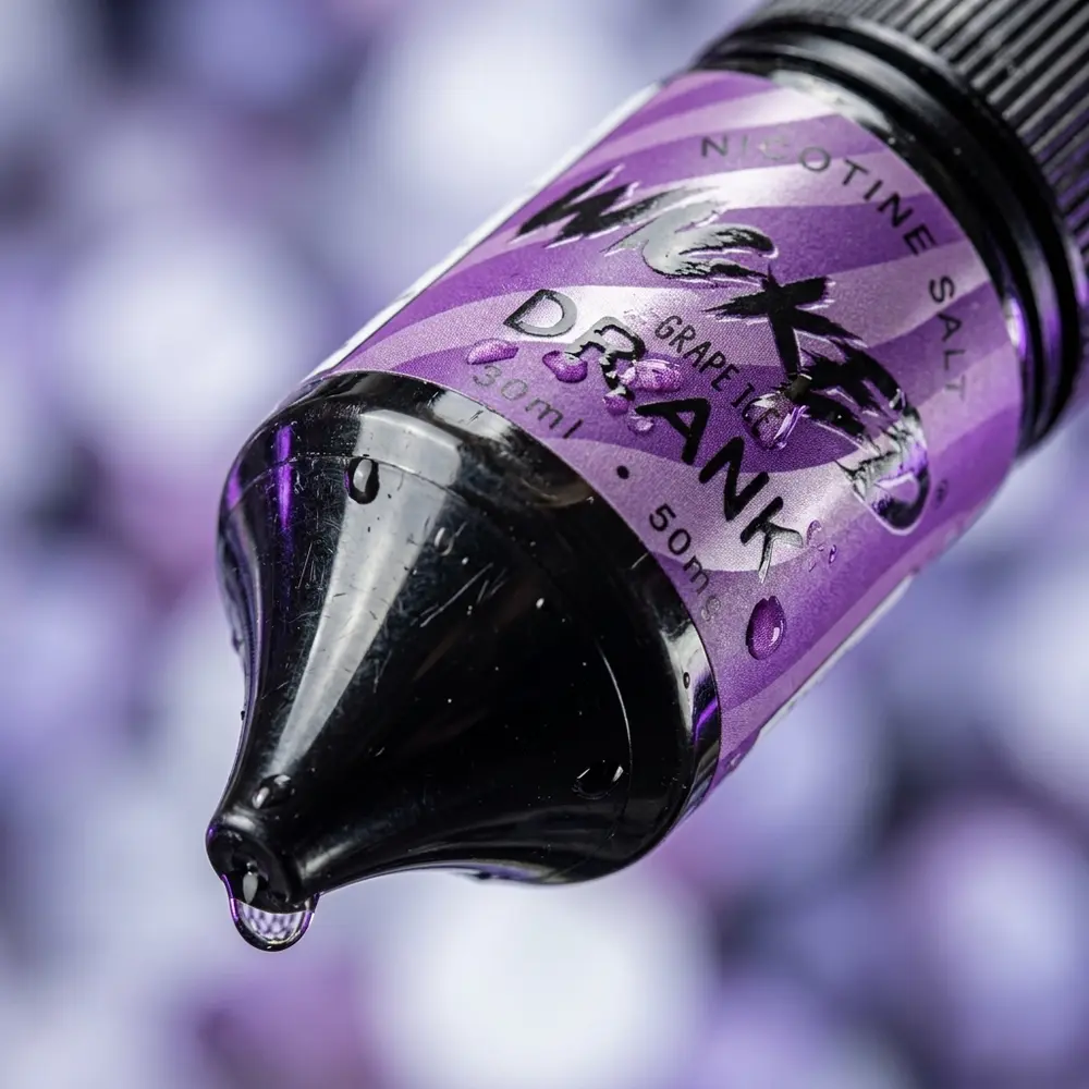 Detalhe do rótulo do Líquido Wicked Salt Grape Ice com gotas, textura da etiqueta e ponta do bico - Vapor Gringo