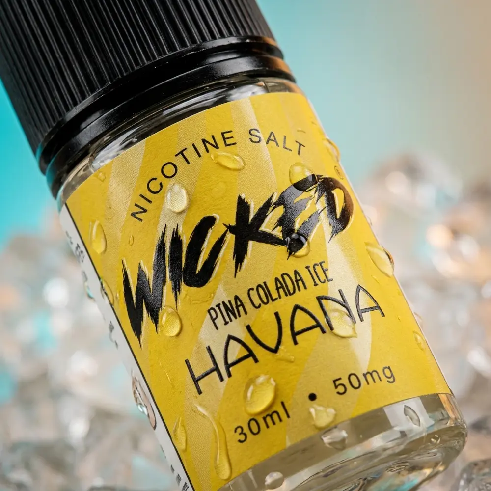 Detalhe do rótulo do Wicked Salt Pina Colada Ice Havana com gotas de condensação e textura do papel - Vapor Gringo
