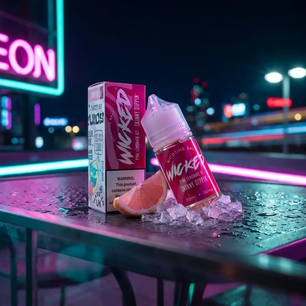 Garrafa do Liquido Wicked Salt Pink Lemonade Ice apoiada em mesa molhada num rooftop urbano com neon e gelo - Vapor Gringo