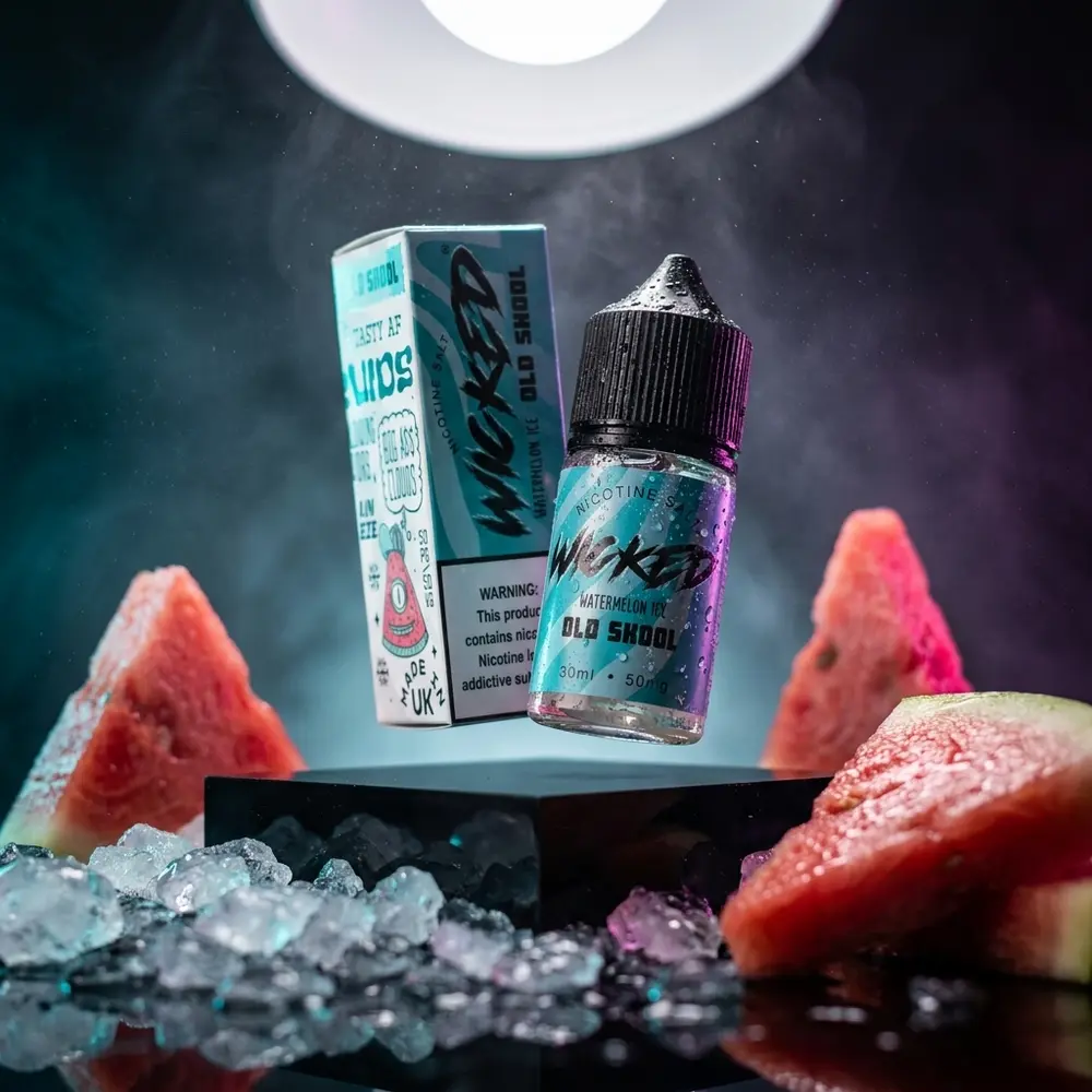 Garrafa Wicked Salt Watermelon Ice sobre acrilico preto brilhante com gotas e fatias de melancia ao fundo - Vapor Gringo