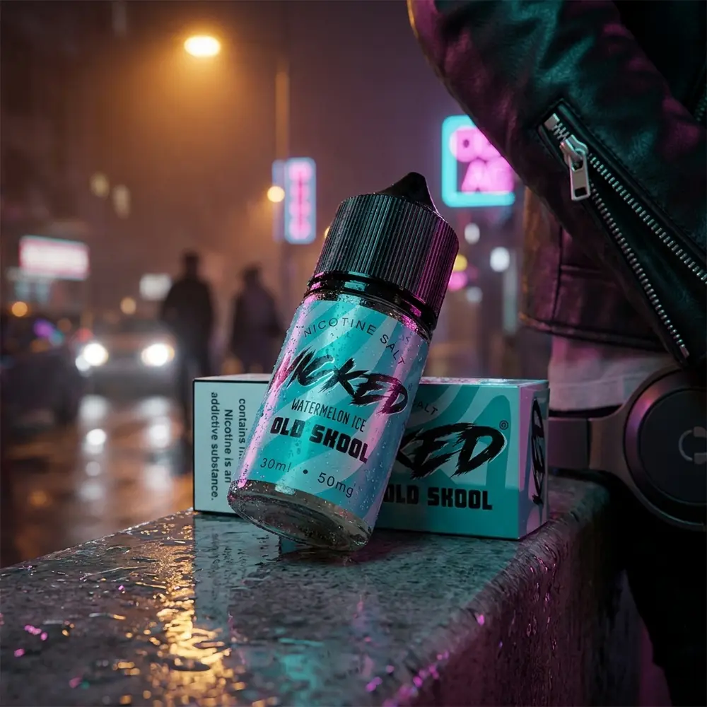 Garrafa Wicked Salt Watermelon Ice sobre parapeito urbano molhado com reflexos neon e bokeh de rua - Vapor Gringo