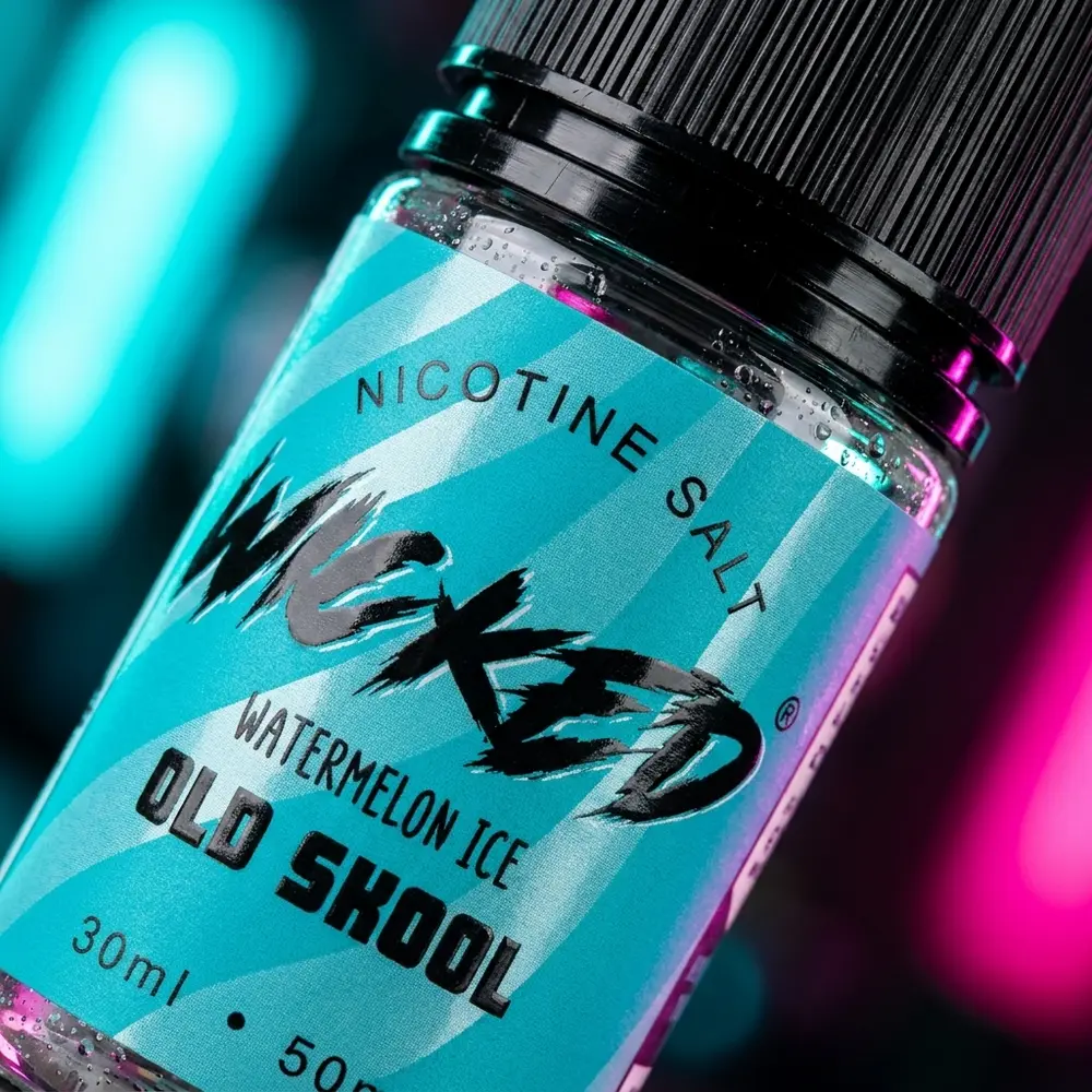 Detalhe macro do rotulo Wicked Salt Watermelon Ice com gotas no vidro e textura do acabamento - Vapor Gringo
