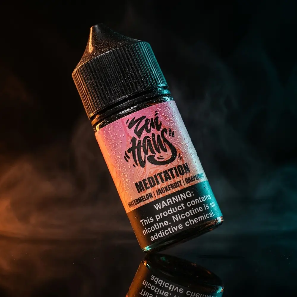 frasco liquido zen haus salt meditation inclinado sobre acrilico brilhante com condensacao e luzes laranja e azul - Vapor Gringo