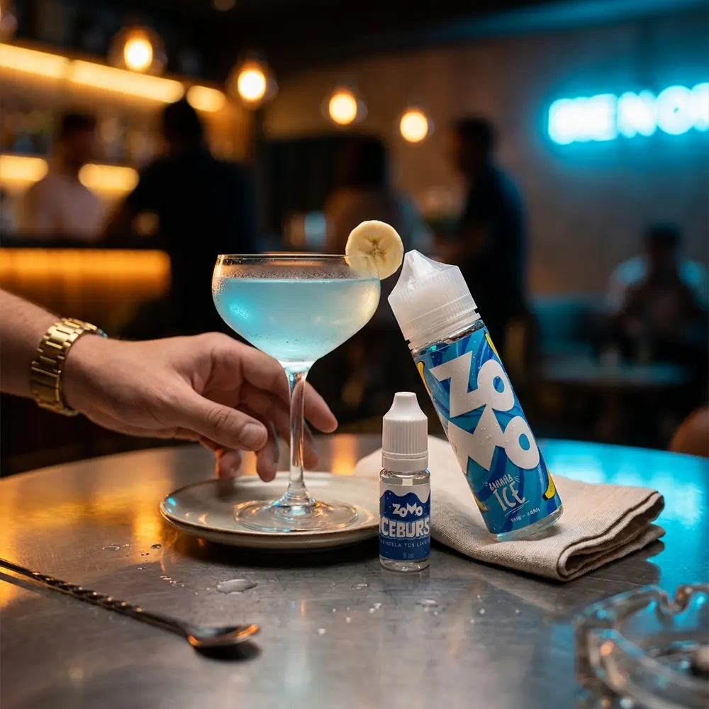 Líquido Zomo Banana Ice numa mesa de lounge com copo gelado, fatia de banana e luzes desfocadas - Vapor Gringo