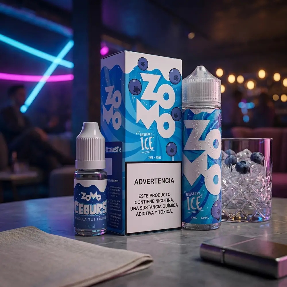 Garrafa Líquido Zomo Blueberry Ice em lounge sofisticado sobre mármore, copo com gelo e blueberries ao fundo - Vapor Gringo