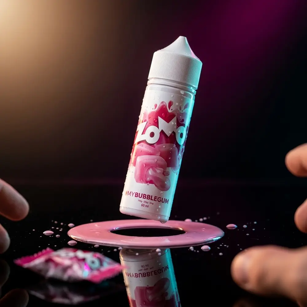 Garrafa Líquido Zomo Bubblegum suspensa sobre acrílico preto com respingos rosa e iluminação dramática - Vapor Gringo