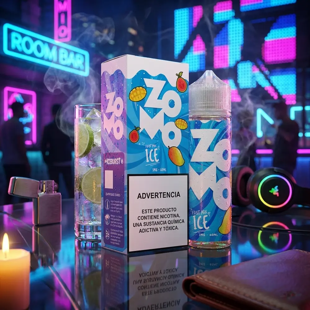 Garrafa Zomo Fruit Mix Ice apoiada em copo com gelo em bar noturno neon, reflexos e objetos de lifestyle. - Vapor Gringo
