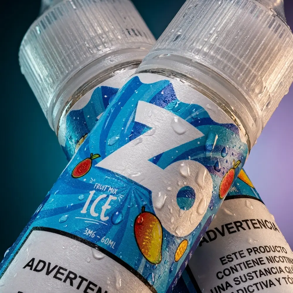 Close macro do rótulo e bico da garrafa Zomo Fruit Mix Ice com gotas de condensação e texturas detalhadas. - Vapor Gringo