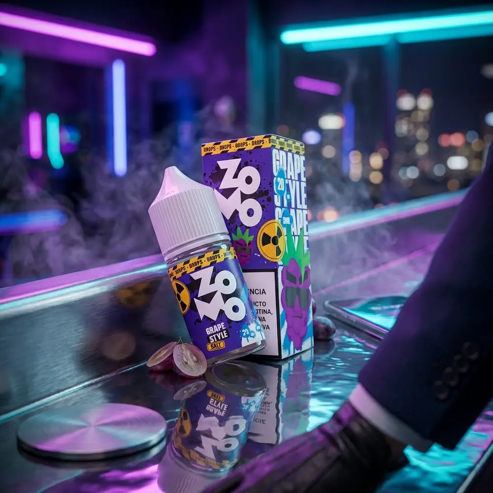 Frasco Líquido Zomo Grape Style Drops sobre balcão molhado em cena neon urbana com reflexos roxos e azuis - Vapor Gringo
