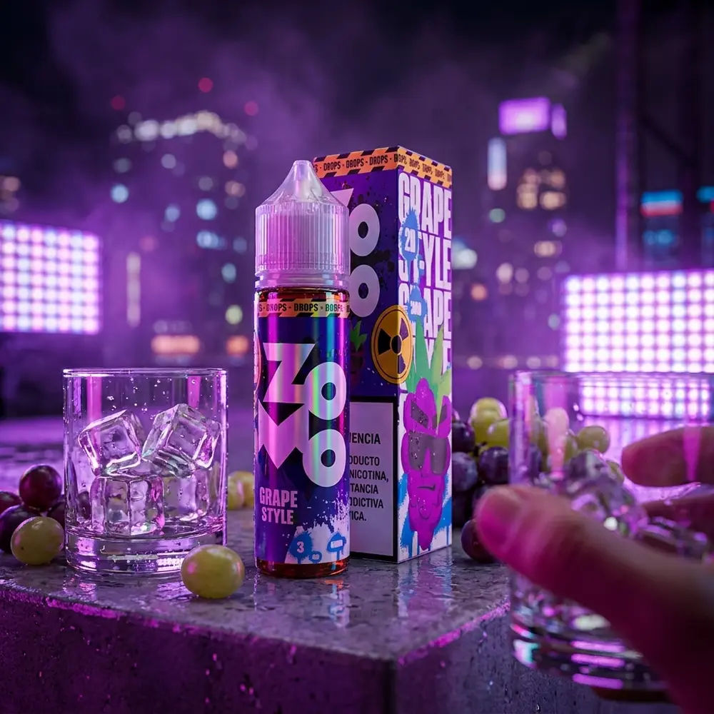 Líquido Zomo Grape Style Drops ao lado de copo com gelo e uvas em borda molhada de rooftop com neon roxo - Vapor Gringo