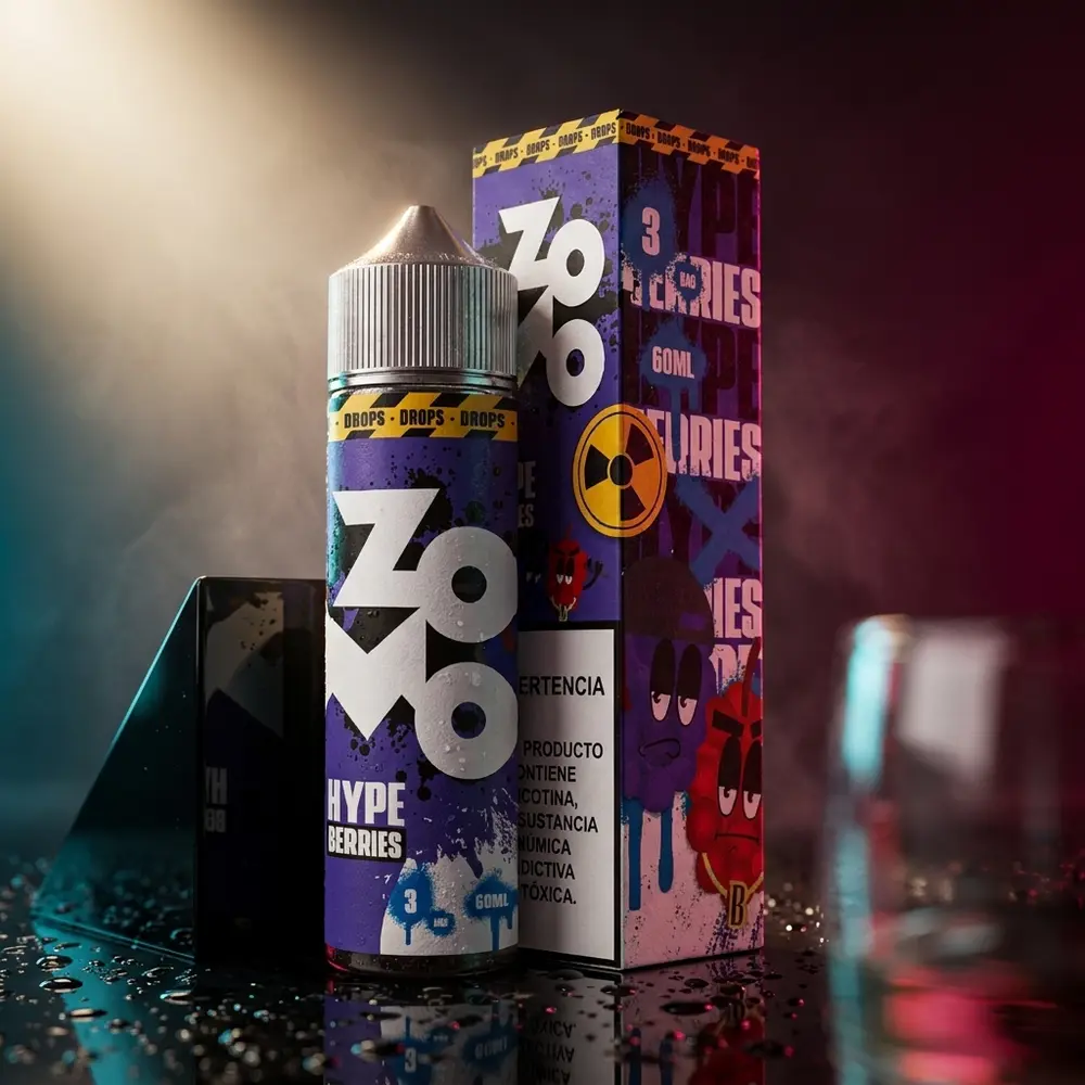 Frasco Liquido Zomo Hype Berries Drops sobre superfície refletiva com luzes neon magenta e ciano e gotas de condensação - Vapor Gringo