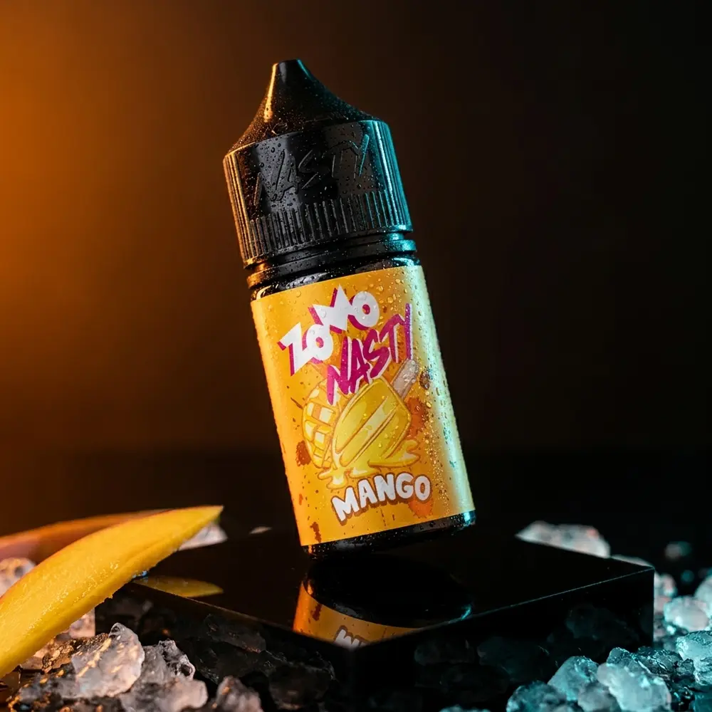 Frasco liquido Zomo Nasty Salt Mango Picole em pedestal acrilico preto com gotas e reflexos neon - Vapor Gringo