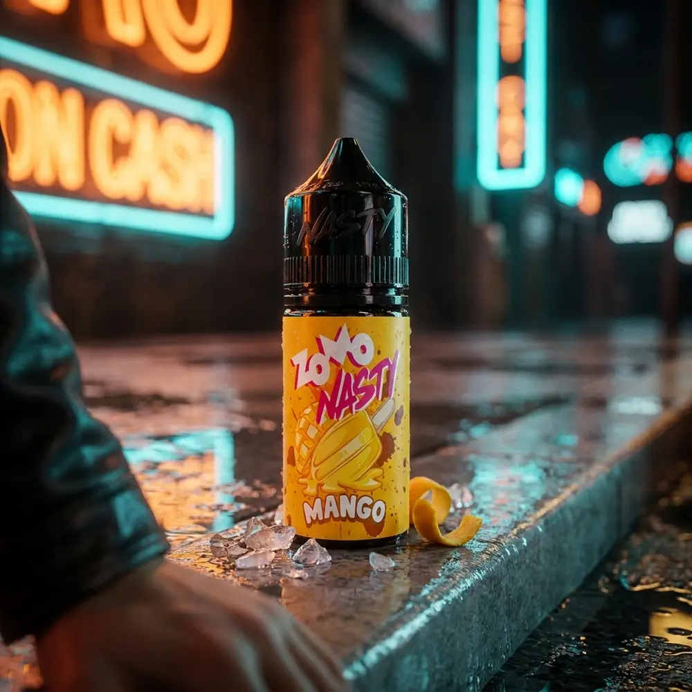 Frasco liquido Zomo Nasty Salt Mango Picole apoiado em balcao molhado na rua com luzes neon desfocadas - Vapor Gringo