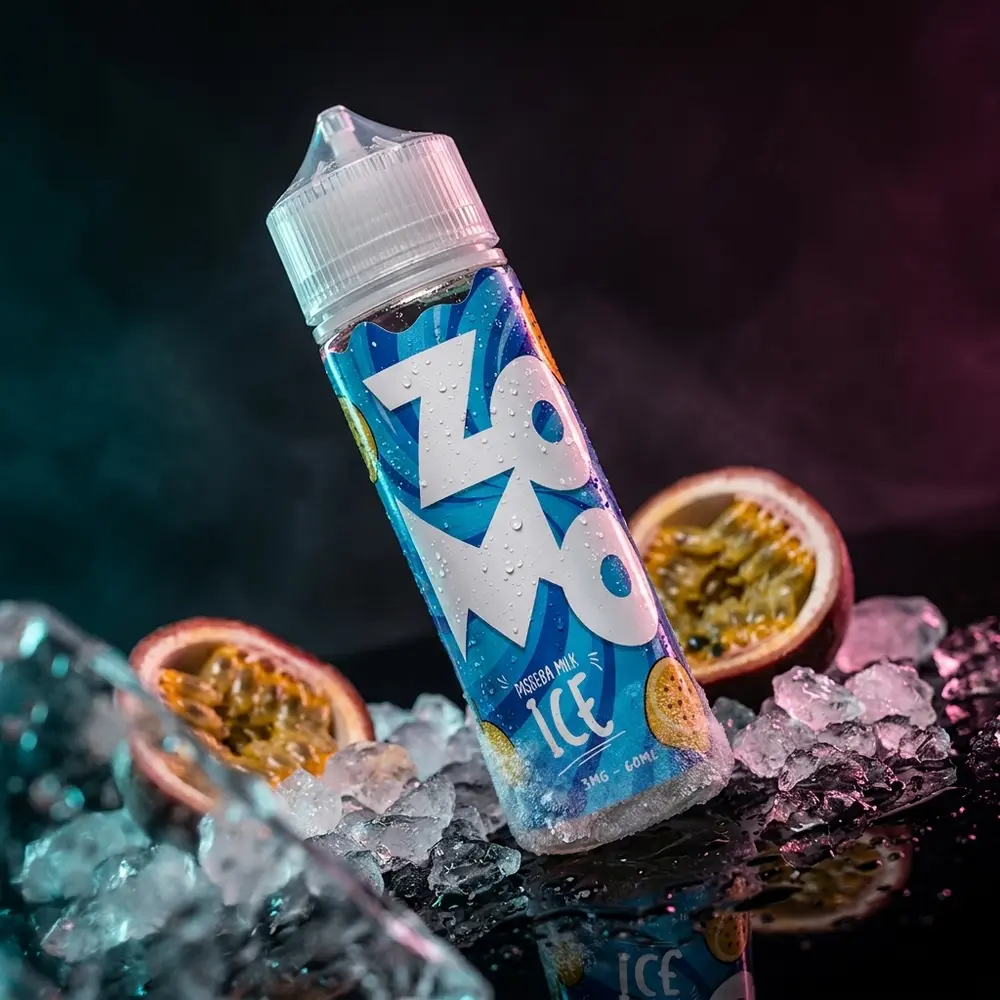 Frasco do Líquido Zomo Passion Mix Ice sobre acrílico preto molhado com gelo e luzes teal e magenta. - Vapor Gringo