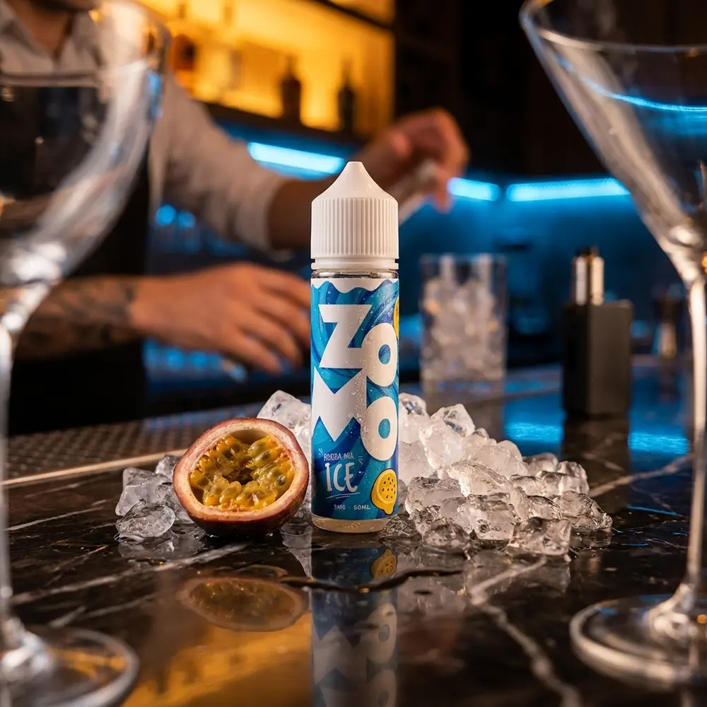 Frasco do Líquido Zomo Passion Mix Ice em lounge luxuoso sobre marmore com maracuja e gelo ao redor. - Vapor Gringo