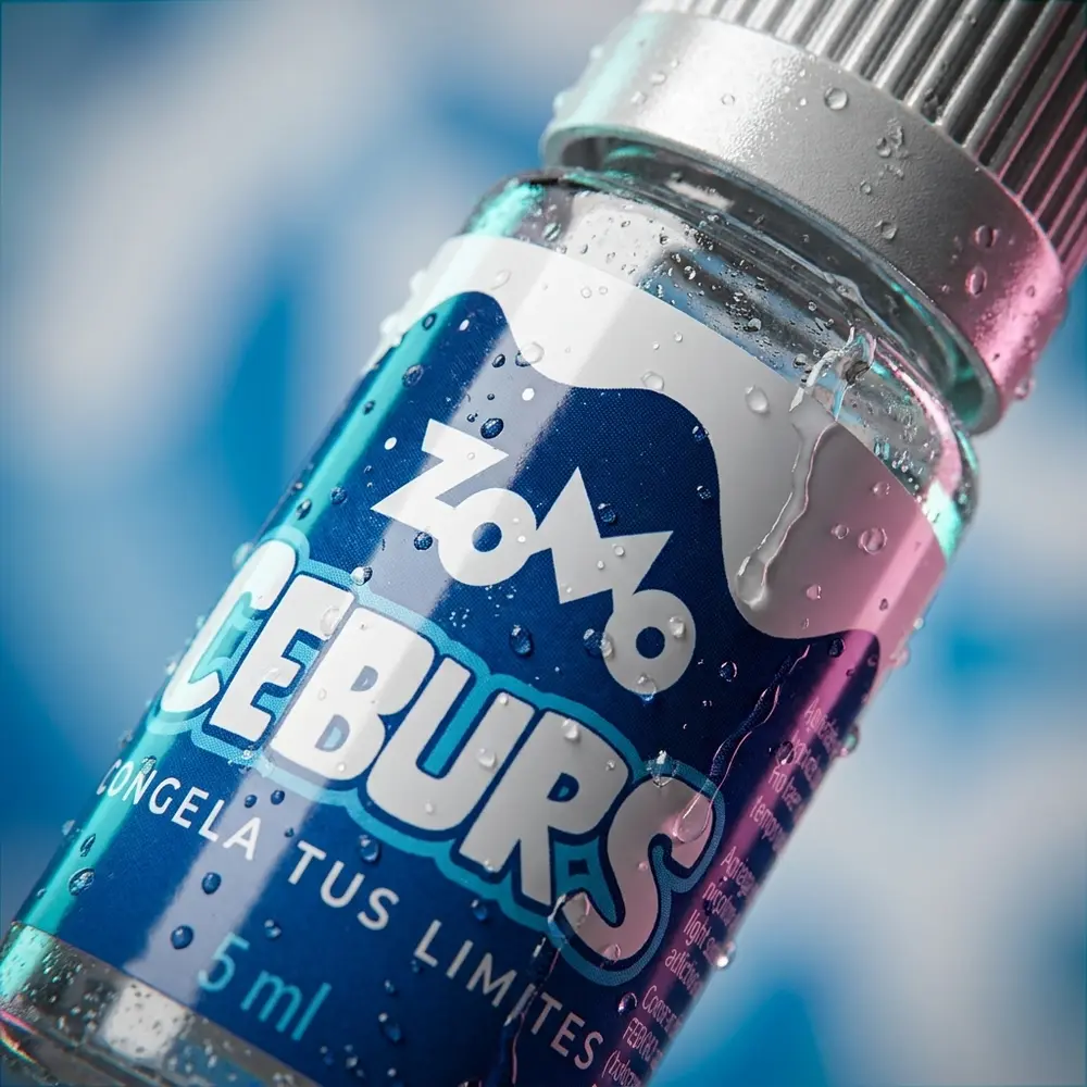 Detalhe do rotulo do Líquido Zomo Passion Mix Ice com gotas de condensacao e bico aplicador. - Vapor Gringo
