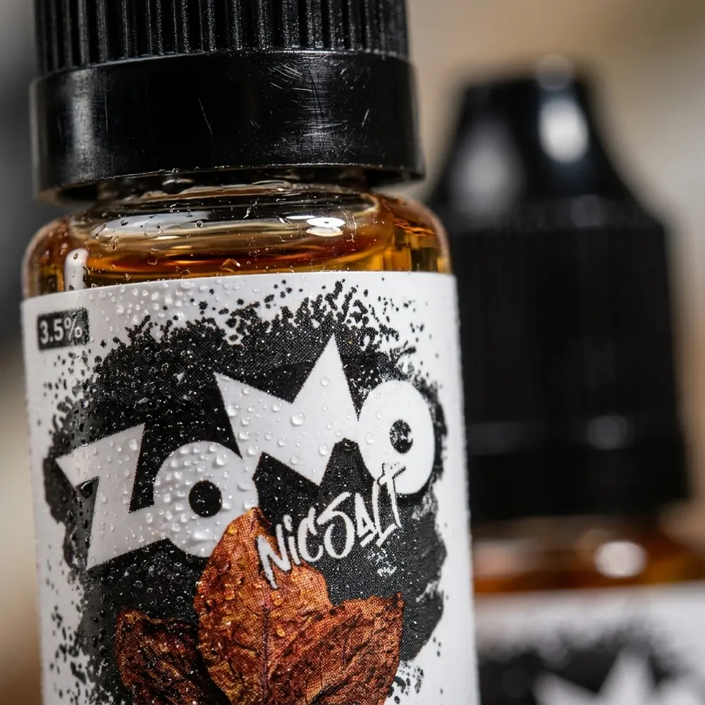Detalhe macro do rótulo Líquido Zomo Salt Classic Tobacco com gotas de condensação, textura do vidro e reflexos - Vapor Gringo