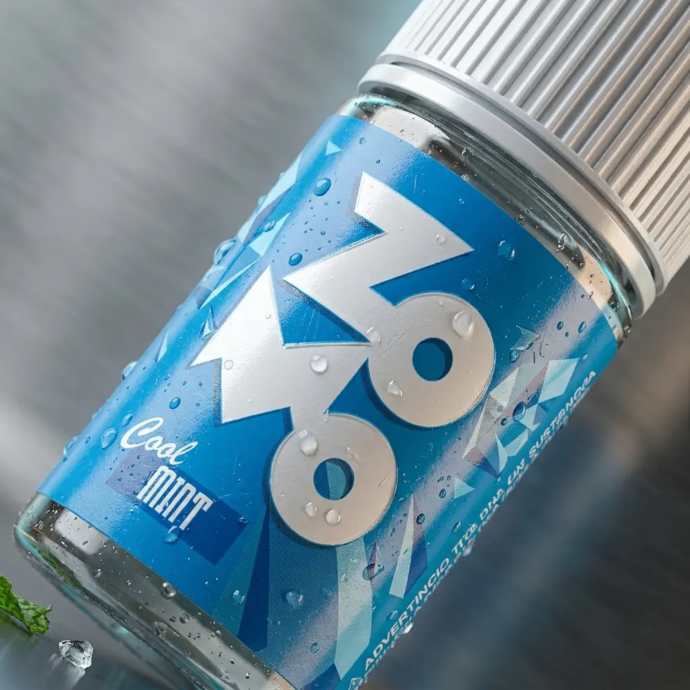 Close-up do rótulo do Líquido Zomo Salt - Cool Mint com condensação, textura do vidro e bocal visíveis - Vapor Gringo